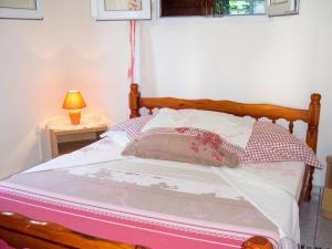 a bed with a wooden headboard in a bedroom at Maison charmante Deshaie + Vue in Deshaies