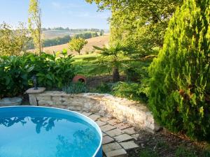 a swimming pool in the yard of a house at Appartement avec piscine à Montpezat-de-Quercy 40 m² in Montpezat-de-Quercy