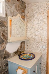 a bathroom with a sink and a mirror at Bungalow cosy à Saint-Leu, vue sur la mer. in Saint-Leu +6 photos