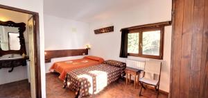 a bedroom with a bed and a desk and a window at Spacious Apartment in Yeste with Shared Pool in Yeste