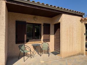 two chairs and a table on a patio at Studio cosy tout confort proche ARKEMA in Château-Arnoux-Saint-Auban