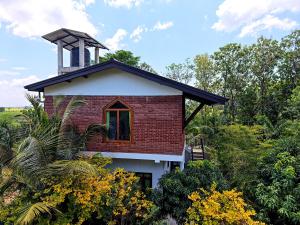 een klein huis met een toren erop bij Amba Kola Udawalawa in Udawalawe