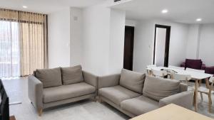 a living room with two couches and a table at F3 résidence nid d'abeille in Bejaïa