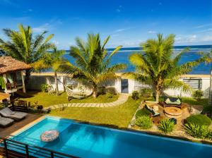 an aerial view of a villa with a swimming pool at Villa HASSANI BEACH FOULPOINTE in Foulpointe
