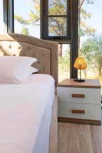 a bedroom with a bed and a nightstand with a lamp at Futura 2 in Borgo