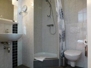 ein Badezimmer mit Dusche, Toilette und Waschbecken in der Unterkunft Hotel Restaurant Het Roode Hert in Dalfsen