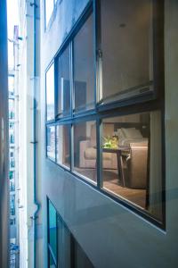 uma vista para uma sala de estar a partir de um edifício com janelas em My Linh Hotel em Hanói