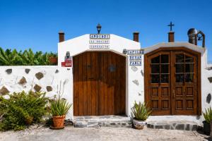 a house with a wooden door and some plants at TenoHomes La Era de Catuja Getaway in Los Realejos