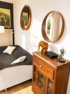 a dog statue on top of a dresser in a bedroom at Black and White - Joli appart à Tours in Joué-lès-Tours