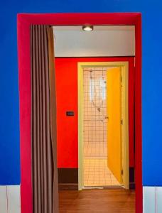 a room with red yellow and blue walls at STAY Standard HOTEL Kohlarn in Ko Larn
