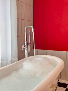 a bath tub with a water faucet in a bathroom at STAY Standard HOTEL Kohlarn in Ko Larn