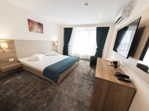 Un televizor și/sau centru de divertisment la Hotel Regal