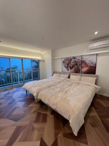 a large bedroom with two beds and large windows at VILLA VINO ATAMI m in Atami