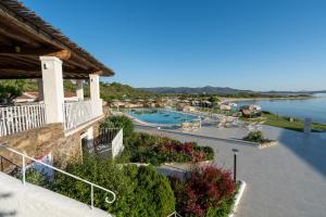 ein Resort mit Blick auf einen Pool und Wasser in der Unterkunft AMASEA Resort in San Teodoro