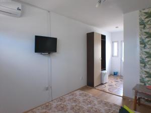 a living room with a flat screen tv on a wall at Vila Hipo in Venus
