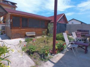 a garden with a bench and a house at Vila Hipo in Venus