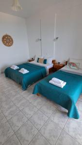 zwei Betten, die in einem Zimmer nebeneinander stehen in der Unterkunft VILLA VRACHOS Preveza in Vráchos
