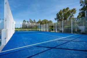ein Bild eines Tennisplatzes in der Unterkunft AMASEA Resort in San Teodoro
