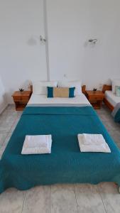 ein großes Bett mit zwei Handtüchern darauf in der Unterkunft VILLA VRACHOS Preveza in Vráchos