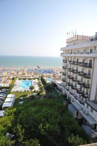 a view of the hotel and the beach at Hotel Beny in Lido di Jesolo