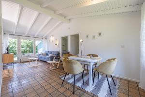 a living room with a table and chairs at Nordisch Nest in Bistensee