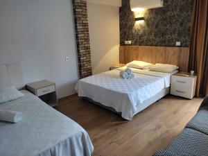 a hotel room with two beds at Garden Prizma Rooms&Aparts in Kemer