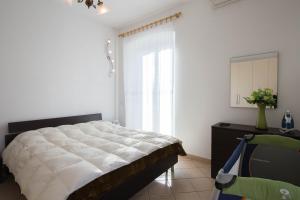 a bedroom with a large bed and a window at Vicino al mare sulla pista ciclabile in Imperia