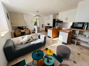 a living room with a couch and a table at Gite d'Oliva in Suèvres