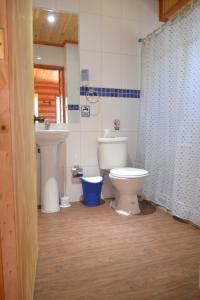 A bathroom at Algarrobo Lodge