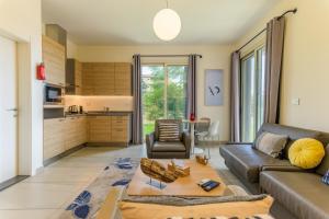 ein Wohnzimmer mit Sofa und Tisch in der Unterkunft Papiro Apart Hotel in Byblos