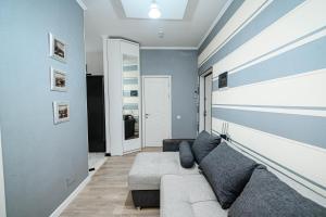 a living room with blue walls and a couch at Urban Nest in Chişinău