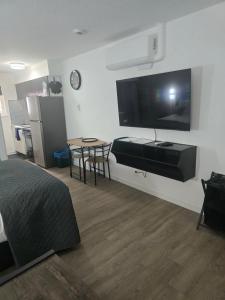 ein Schlafzimmer mit Bett und Flachbildfernseher in der Unterkunft Lotus Hideaway in Boston Bar