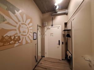 a hallway with a door and a painting on the wall at Fyrtojet in Odense