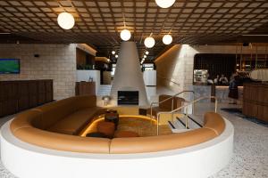 a lobby with a couch and a fireplace at Hotel Panorama in Clapham