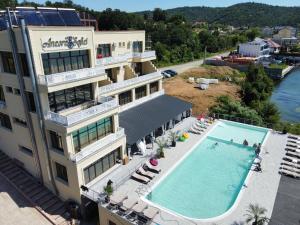 Peisaj natural din apropierea acestui hotel