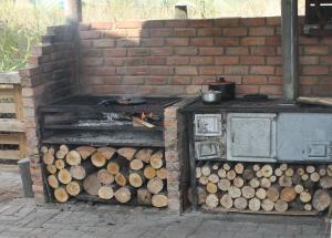 Gril dostupný pro hosty v kempu