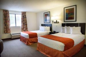 Americas Best Value Inn New Paltz tesisinde bir odada yatak veya yataklar
