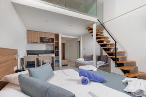 ein Wohnzimmer mit Sofa und Treppe in der Unterkunft Kostakis Beach in Gerani Chania