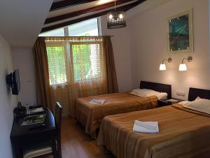 ブレアザにあるLac de Verde - Golf&Leisure Resortのベッド2台と窓が備わるホテルルームです。