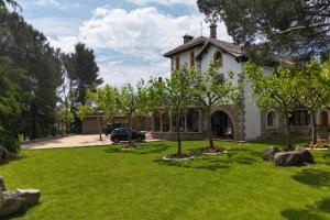 a house with a yard with green grass and trees at La Casona Imperial 2 in Galapagar