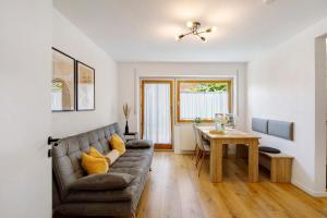 a living room with a couch and a table at Ferienwohnung am Alenberg in Münsingen