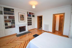 a living room with a fireplace and a table at La Casona Imperial 2 in Galapagar