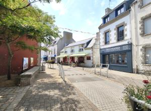 a cobblestone street in a town with buildings at Maison entière Guilvinec in Le Guilvinec