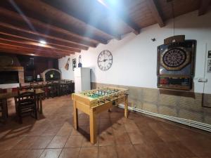 a room with a chess board and a clock on the wall at Caminante in Belorado