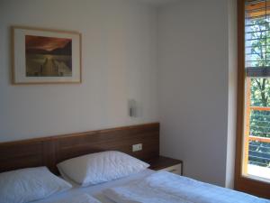 Una cama o camas en una habitación de Apartments Tauberhof