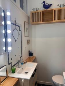 a bathroom with a sink and a toilet at studio 25 in Dinard