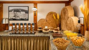 a buffet with food and drinks on a table at Hotel Spindlerova Bouda in Špindlerův Mlýn