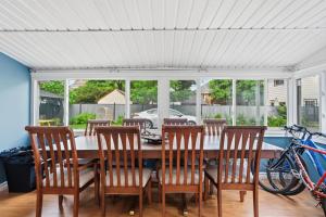 a dining room with a table and chairs at Serenity Inn in Niagara Falls