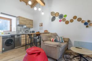 a living room with a couch and a kitchen at Casa Do Renque in Arzúa