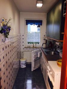 eine Küche mit einem Waschbecken und einem Fenster in der Unterkunft kleine Seemöwe in Zingst
